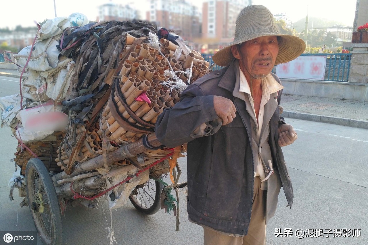 农村76岁大爷怕钱丢把存折带身边,捡废品还身藏"巨款"