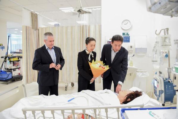中国驻新西兰大使看望慰问车祸受伤人员