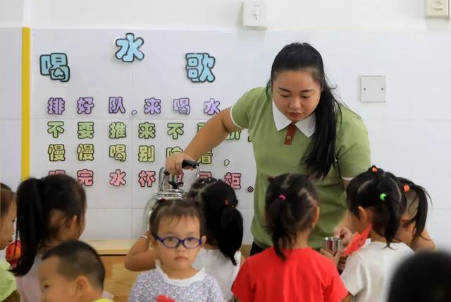 招聘幼儿园教师_幼儿园教师招聘广告psd素材(2)