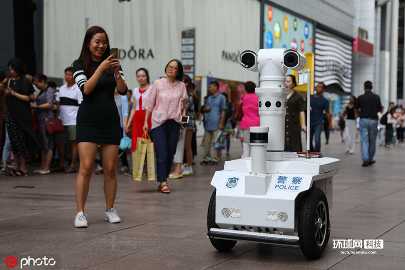 巡警“瓦力”上岗！5G巡逻机器人亮相上海南京路步行街