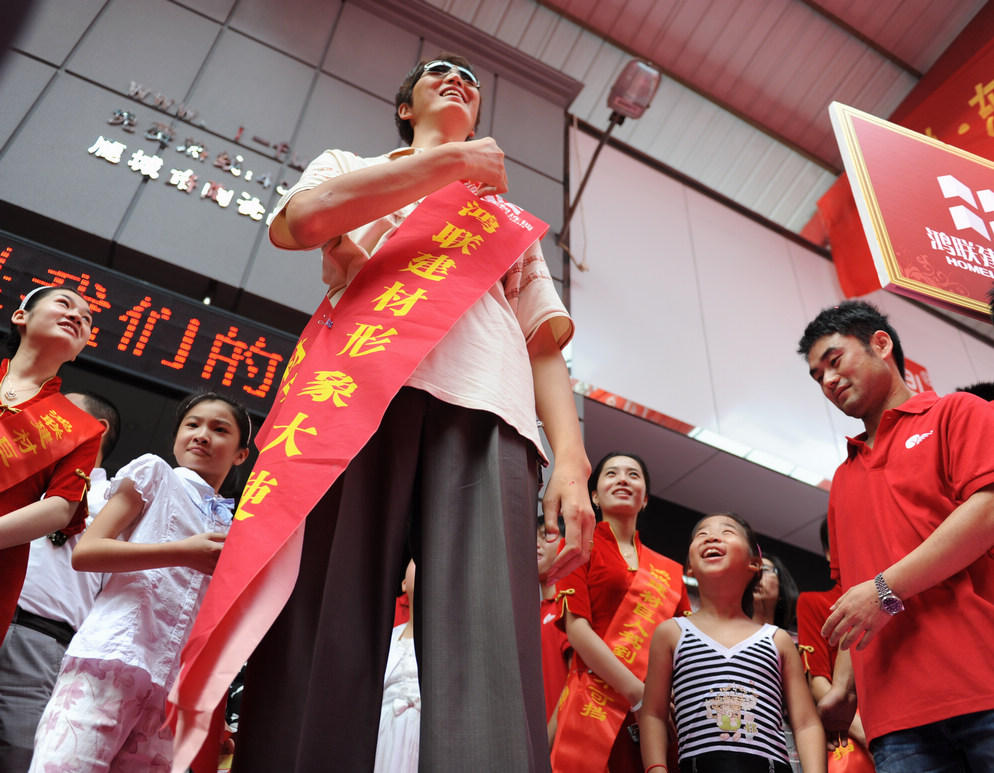 9米.结婚后,黄长求长得更快了,如今身高已到达2.42米.鲍喜顺,身高2.