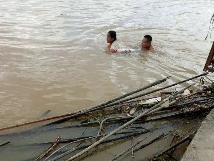 赞 三女孩东江边溺水,路人合力成功救起