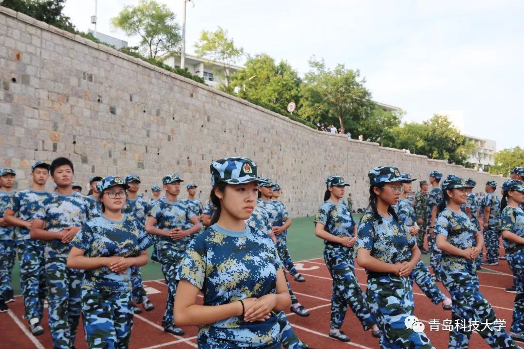 穿上军训服,迎接大学的第一个挑战 也