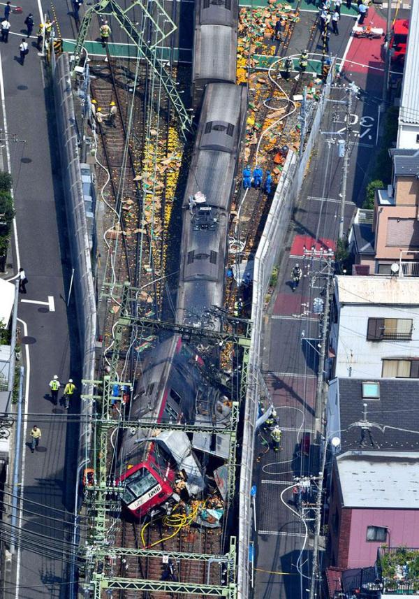 日京火车与货车相撞，造成火车脱轨30人受伤，现场起火浓烟滚滚