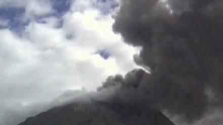 秘鲁南部乌维纳斯火山发生爆炸性喷发
