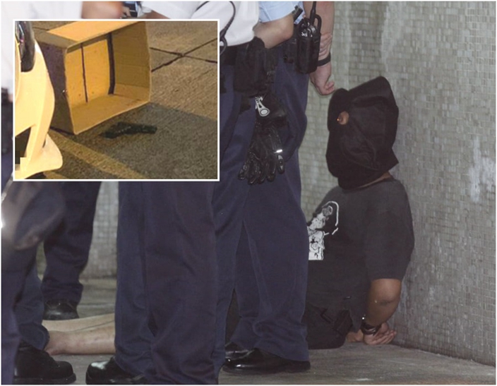 香港警方追查可疑车辆司机掏出气枪