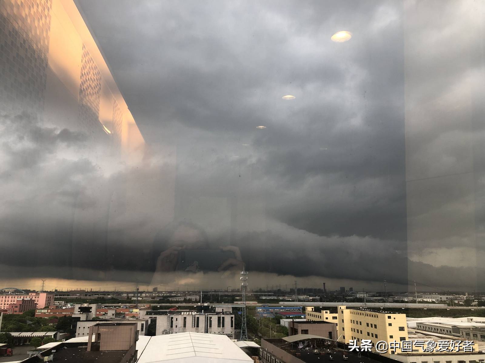 太吓人!"超级单体"雷暴闯入上海市区,多地如同末日大片