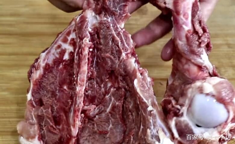 骨头汤怎么炖才好喝,59岁大厨教你秘诀,加点它