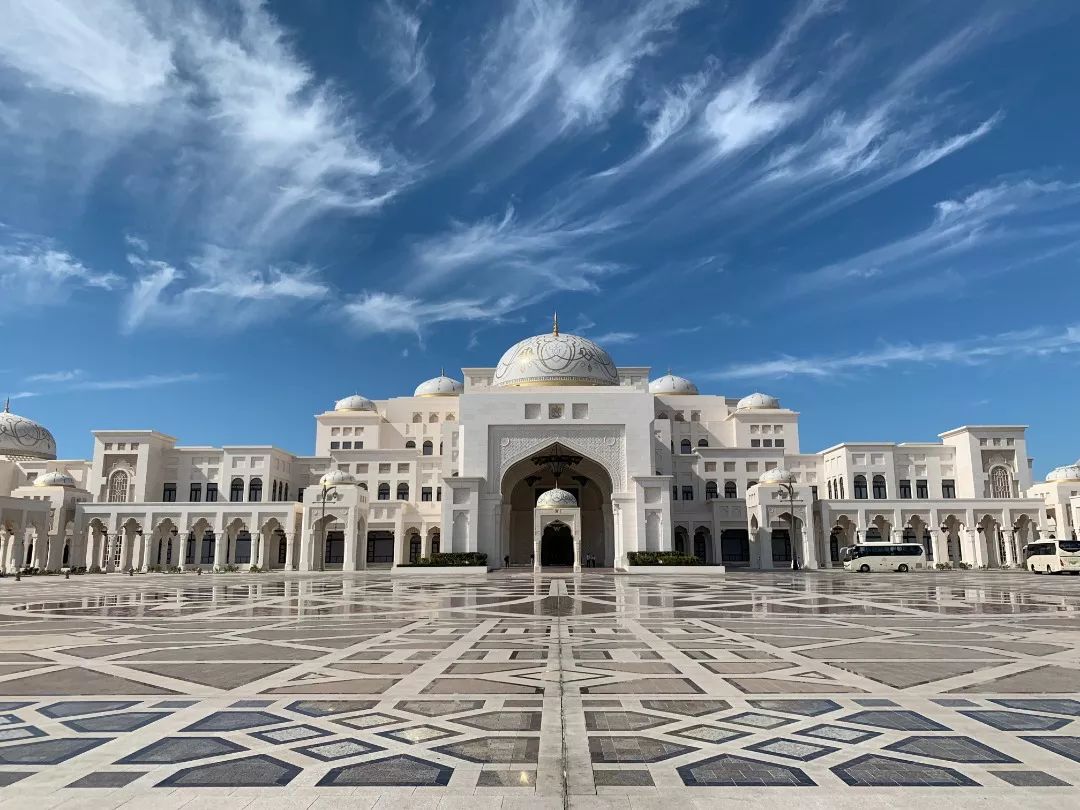 游客将能够更加深入的了解阿联酋的传统和价值观阿布扎比总统府矗立