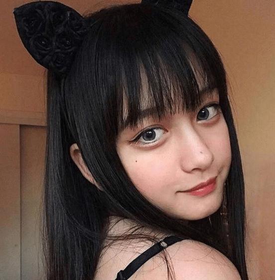 17岁女孩"素颜照"一夜爆红,天生化妆脸,父母颜值证明没整容
