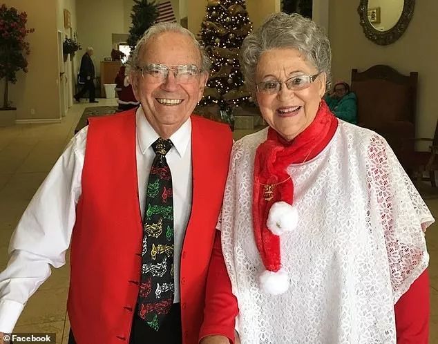 爷爷奶奶结婚68年，竟然每天都穿情侣装，奶奶：他穿得太丑
