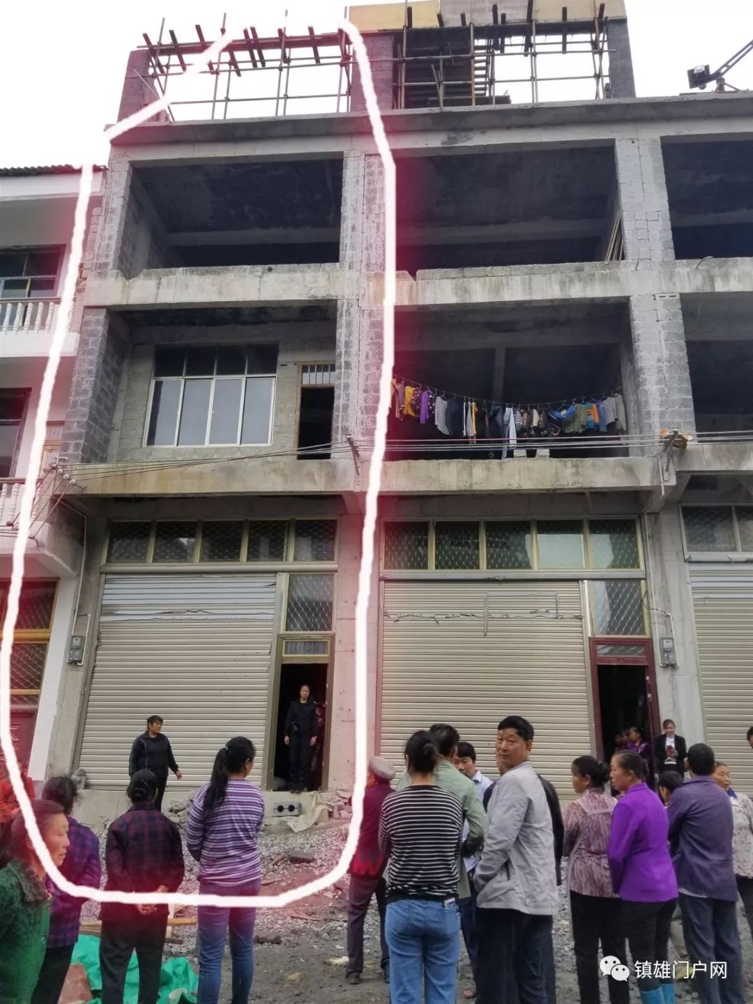 镇雄盐源一男子从楼上摔下,不幸遇难.