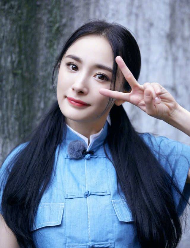 杨幂蓝色连衣装现身,双马尾造型青春靓丽,少女气息扑面而来
