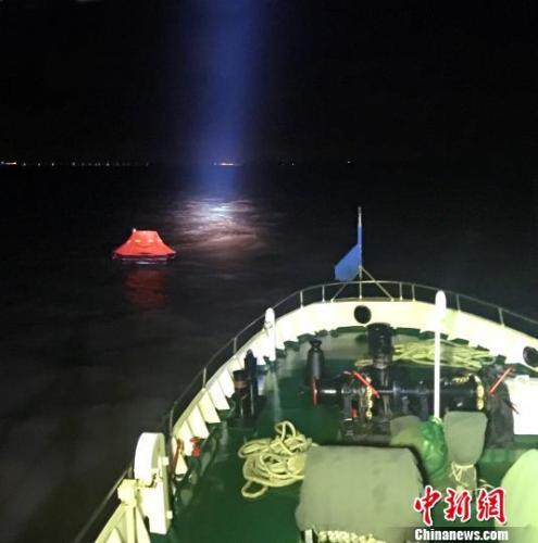 浙江舟山海域一艘船舶倾覆14名船员全部获救