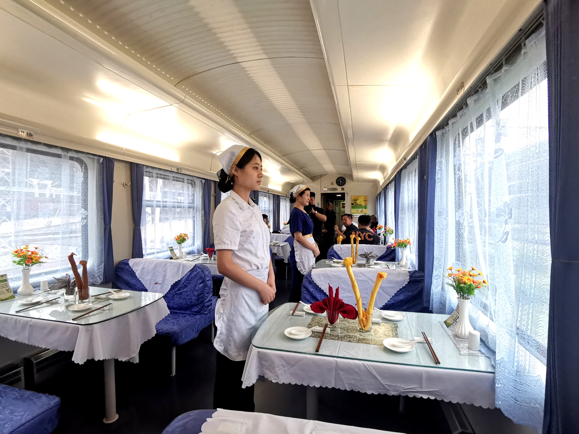 流动的餐厅 列车上的美食 带你“尝尝”70年不断变化的火车餐_餐车