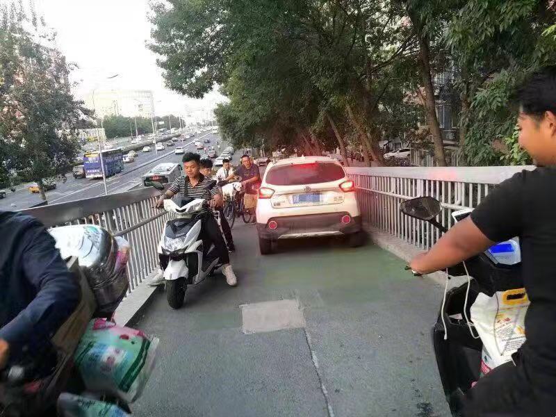 北京海淀区一辆车开上过街天桥掉头，司机被行政拘留
