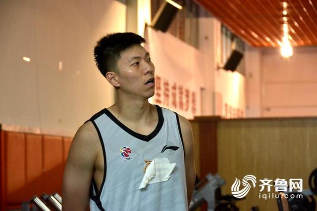 山东男篮基地备战李敬宇随队巩晓彬透露球队下一步将有大动作