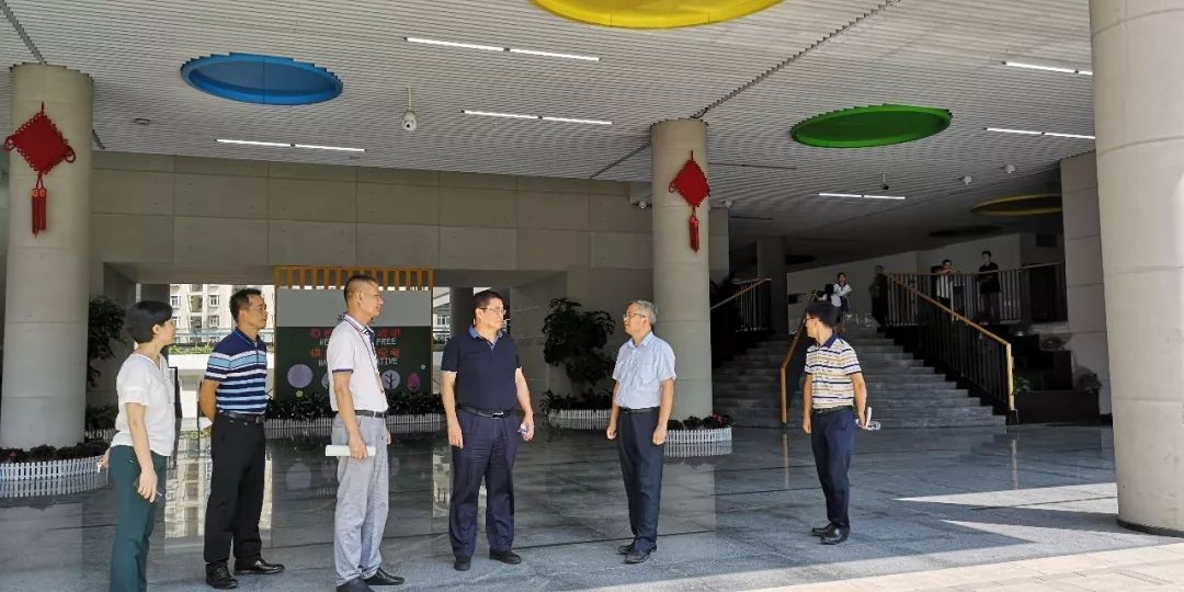 福田区教育局田洪明局长来荔园外国语小学指导工作，图源：美篇荔园外国