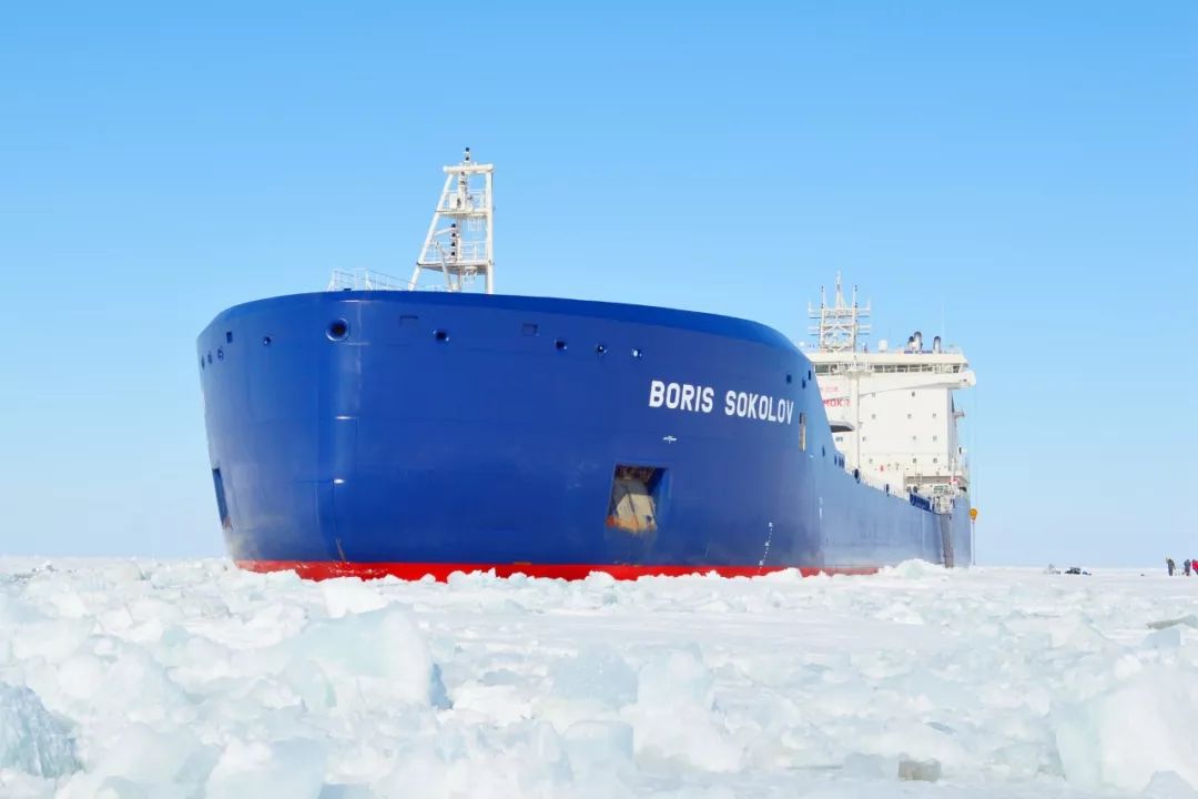 在极地冰面上自由航行的极地凝析油轮4月24日,极地凝析油轮冰航正式