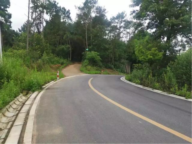 壮丽70年 | 路通心畅!这里的郊区公路跑起来太巴适