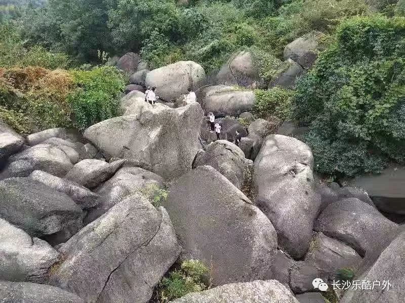 那里)10:00到达东务村开始徒步,沿途经第四纪冰川遗留下来—磊子石,在