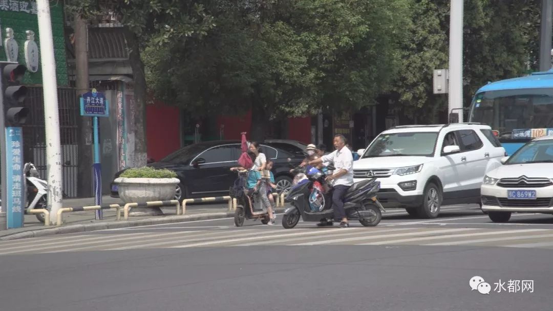 曝光台闯红灯逆行丹江口街头再现花式骑电动车看看有你没