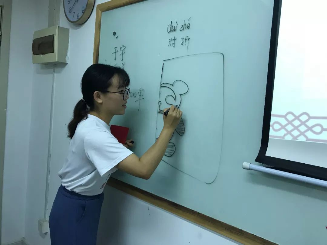 上个月我们就和于视频一起v视频了中国的剪纸.贴老师教程开关图片