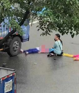 事故现场:女童母亲打电话求助