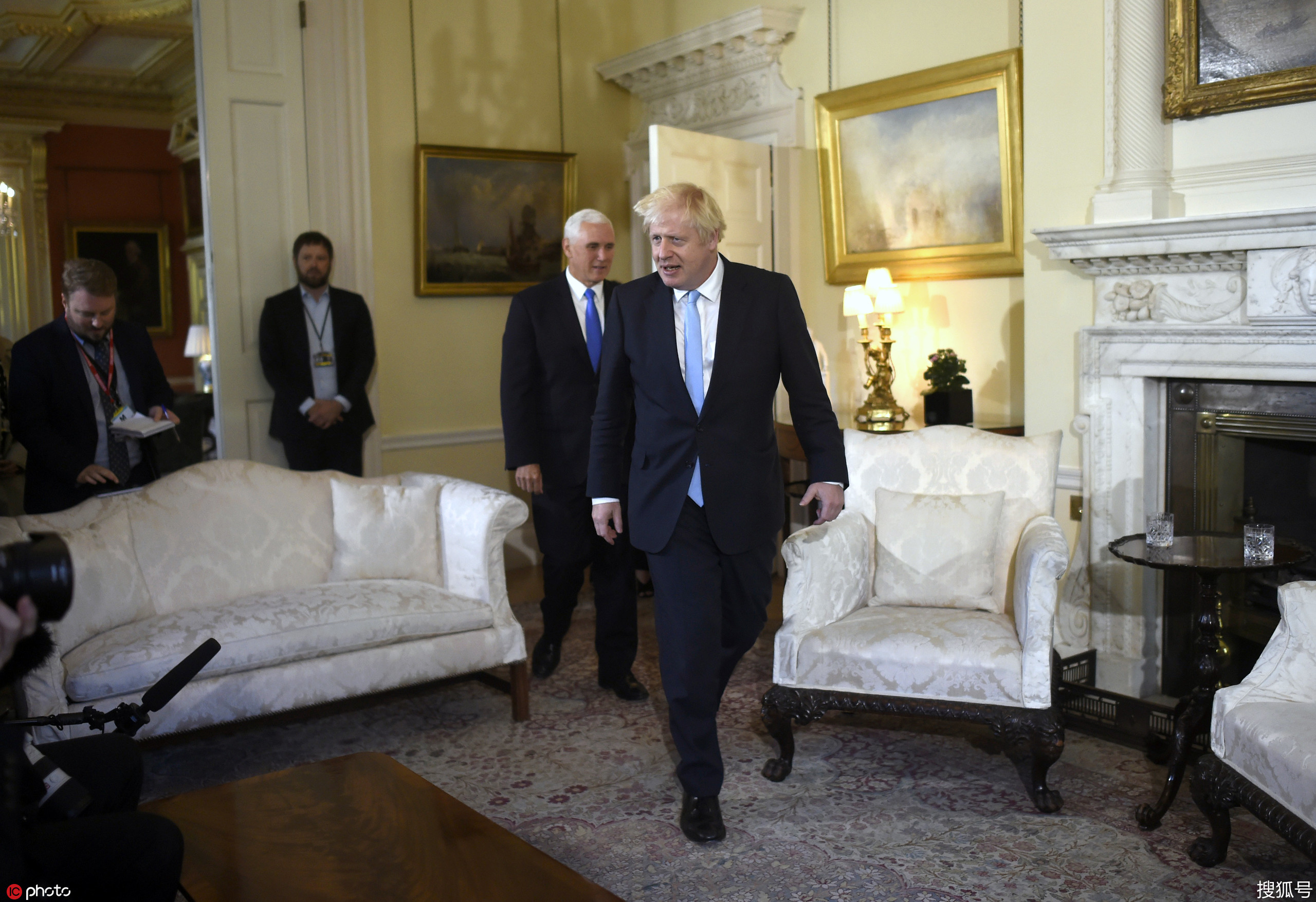 英国首相鲍里斯-约翰逊在唐宁街10号首相官邸,会见来访的美国副总统