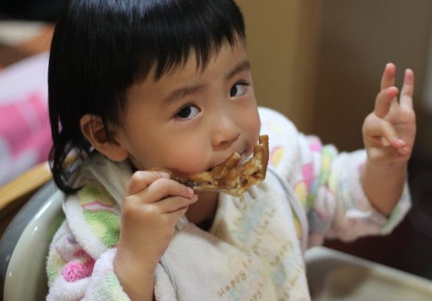                     秋季孩子脾胃虚，家长还不想娃积食？3种食物一样别碰