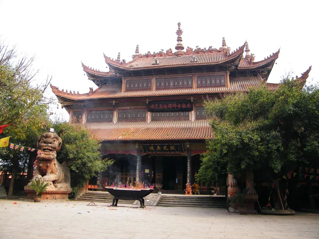 龙居寺,东禅寺,炳灵寺,老君观等各类寺庙道观在这里香火鼎盛,考四六级