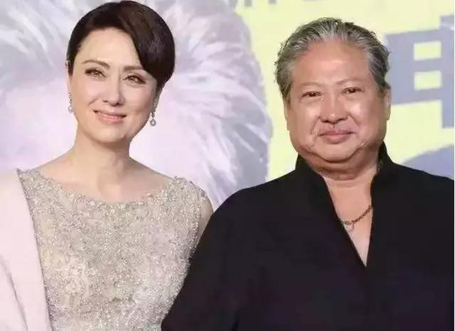 67岁洪金宝近照瘦了不少,头发花白无眉毛,小13岁妻子优雅又年轻
