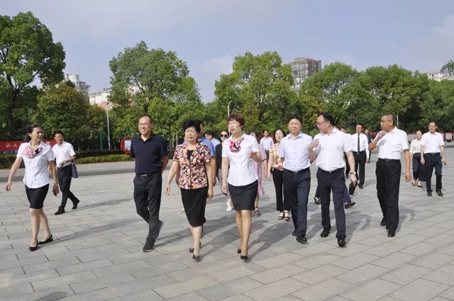 九江市人大常委会主任冯静教师节前夕到九江外国语学校视察工作看望