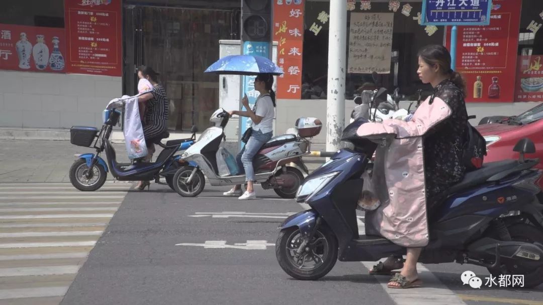 曝光台闯红灯逆行丹江口街头再现花式骑电动车看看有你没