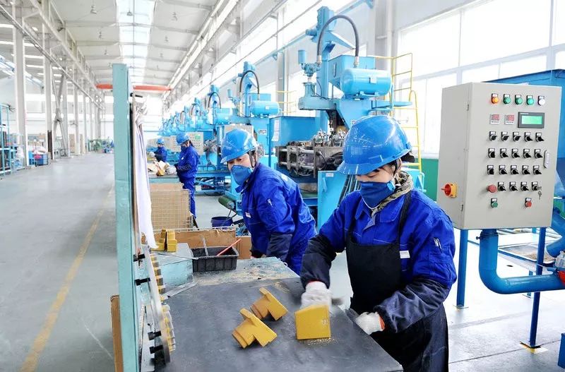 我国经济总量日益壮大_我国经济gdp总量图(3)