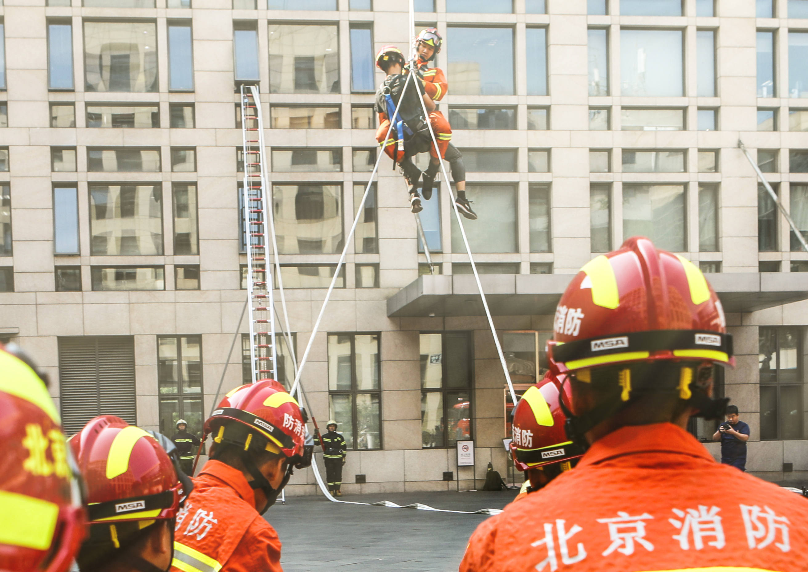 西城消防支队在西城区政府大楼 举办大型消防演练