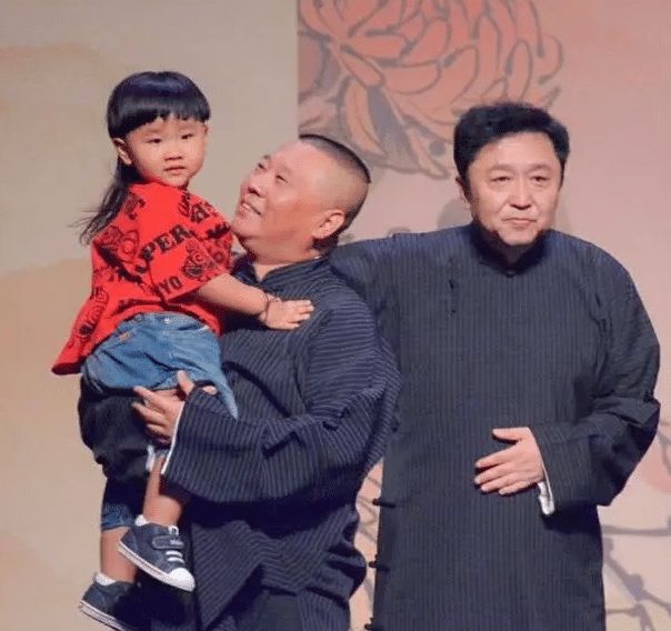 郭德纲4岁儿子罕露面,身材壮实小辫儿及腰,模样不似郭麒麟