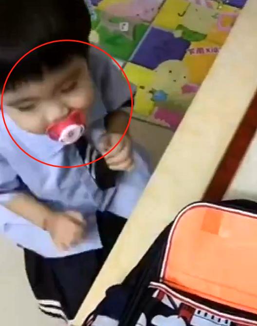                     宝宝第一天上幼儿园，回到家再也憋不住了，网友直呼：太难了