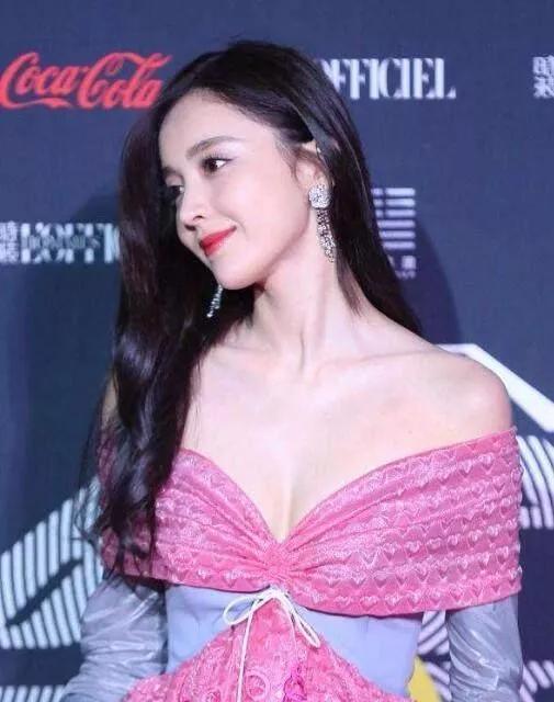 女明星们可真敢穿! 冯提莫玩心跳, 柳岩大胆, 还是她惊艳!