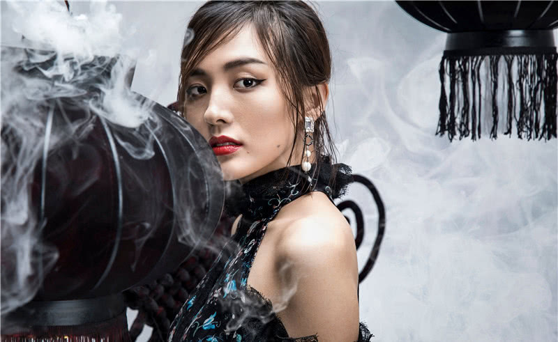 郑罗茜大片曝光,变身女王神秘妖娆