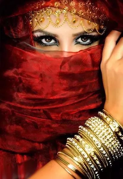 神秘的面纱下,透彻心底之美的阿拉伯女郎!