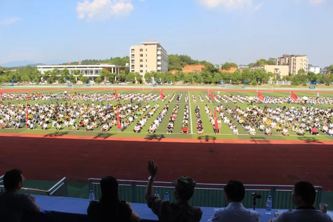 现场直击 德安二中2019新生军训大阅兵!