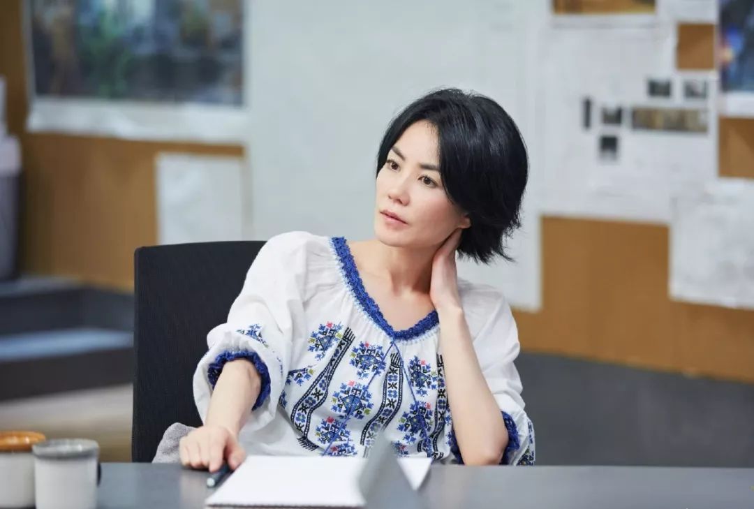"50岁王菲,你还在装什么?