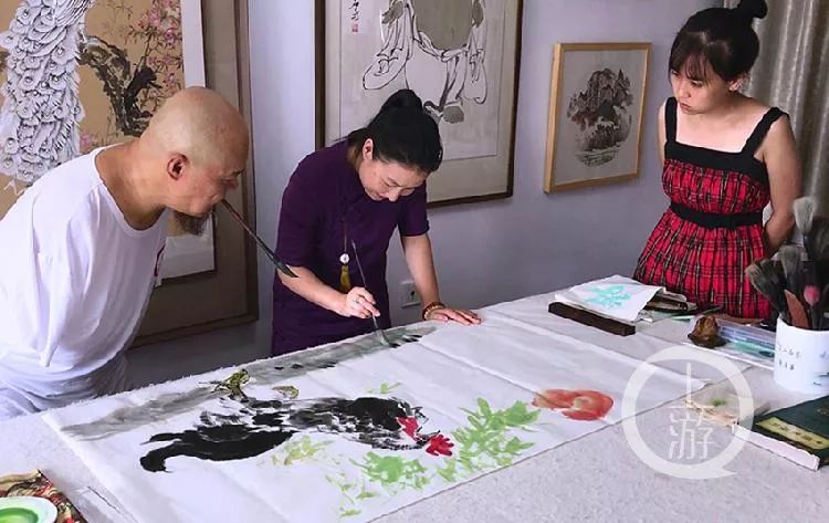 无臂口足画家黄国富喜收两名弟子师徒三人作画庆祝新中国成立70周年
