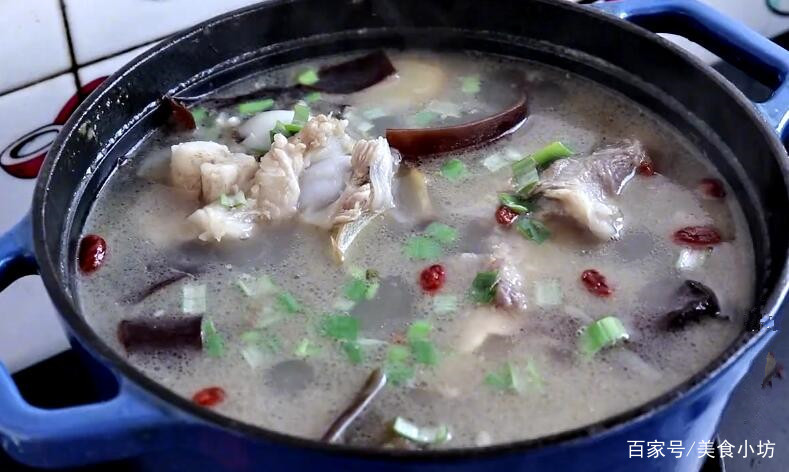 骨头汤怎么炖才好喝,59岁大厨教你秘诀,加点它