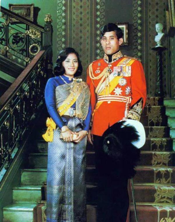 泰国国王跳舞表情多变，与“胖王妃”互翻白眼，与美女则浓情蜜意
