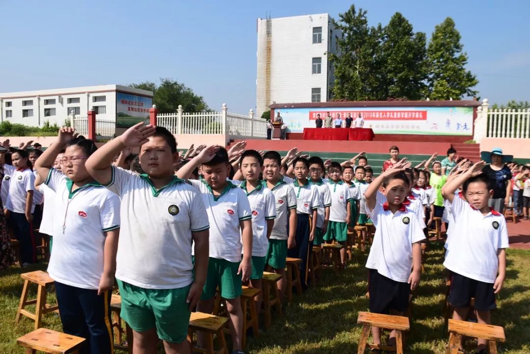 启蒙孩子的人文素养,营造浓厚的开学氛围,9月5日上午,索镇实验学校