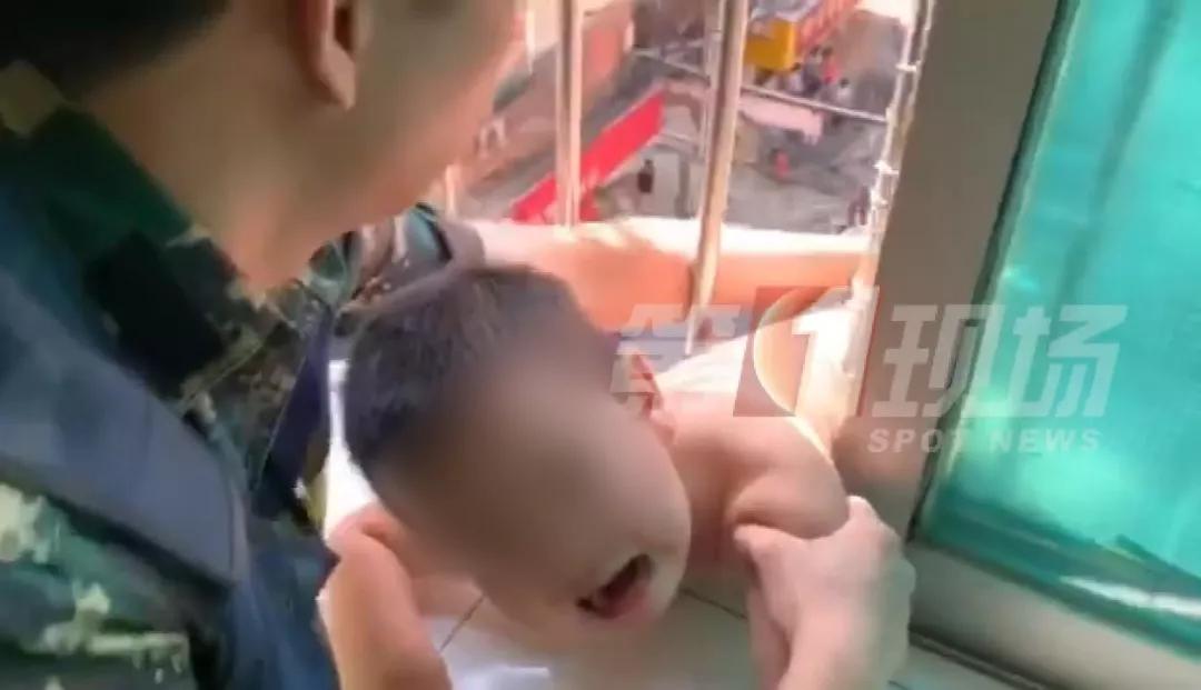 眼前的一幕让他惊呆了,一名约2岁左右的小男孩,光着身子被卡在五楼
