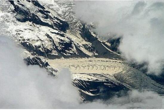 西藏雪山高空拍到两条真龙,西藏龙藏身在冰川之中_照片