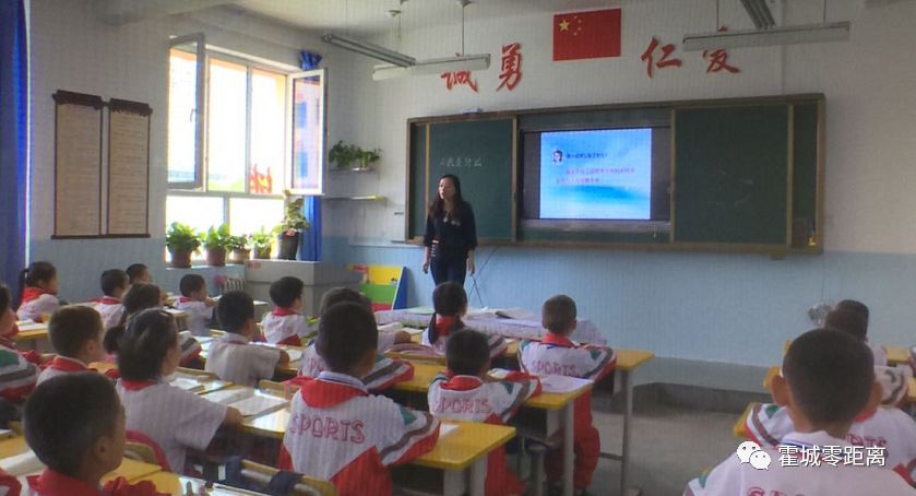 艾尼帕·伊玛木山老师小学期间在霍城县第一小学完成学业,从小立志做